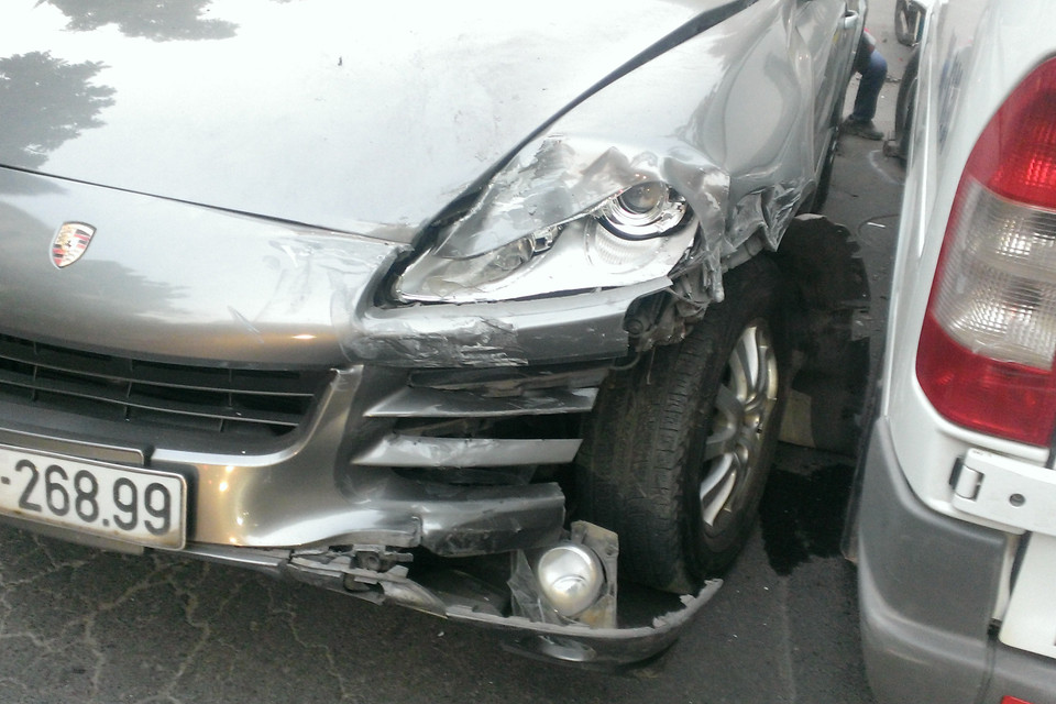 Vụ tai nạn cũng khiến chiếc Porsche bị hư hỏng nặng