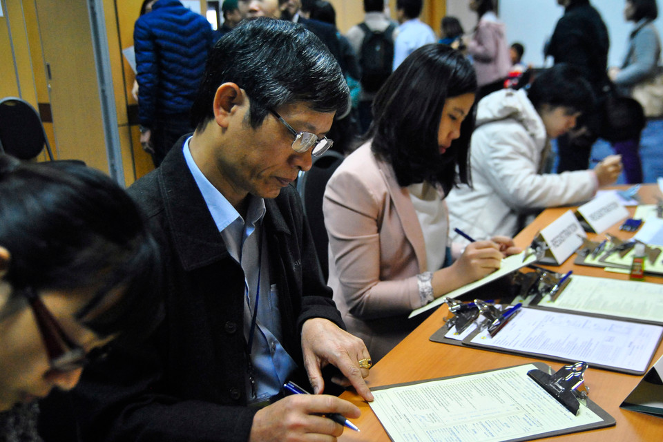 Thành phần tham gia hiến máu rất đa dạng. (Ảnh: Võ Phương/Vietnam+)