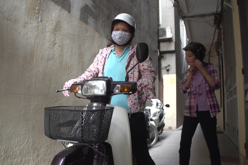 Người phụ nữ tốt bụng đã ngỏ lời đưa đón em đi thi. (Ảnh: Tùng Lâm/Vietnam+)