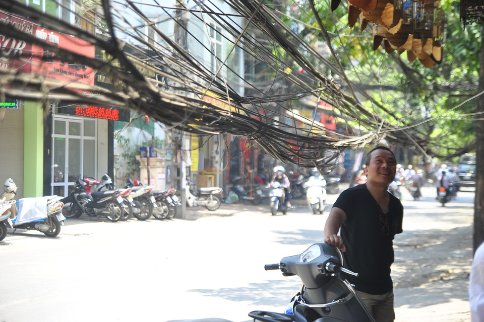 Các mớ dây từ bốt điện hạ thấp xuống cách mặt đất chỉ hơn 1m, suốt quãng phố dài chừng 100m, từ số nhà 239-265 phố Hoàng Hoa Thám. (Ảnh: Võ Phương)