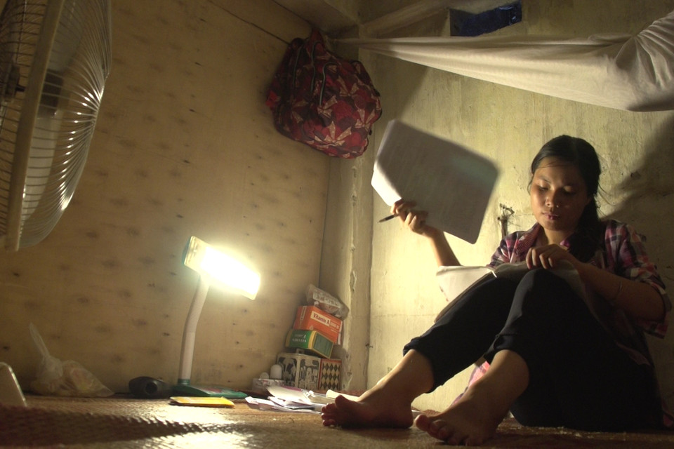 Ngày 25/6, cô nữ sinh Lê Thị Thúy chào tạm biệt mẹ và em, từ Nam Định ra Hà Nội để tham dự kỳ thi trung học phổ thông quốc gia. (Ảnh: Tùng Lâm/Vietnam+)