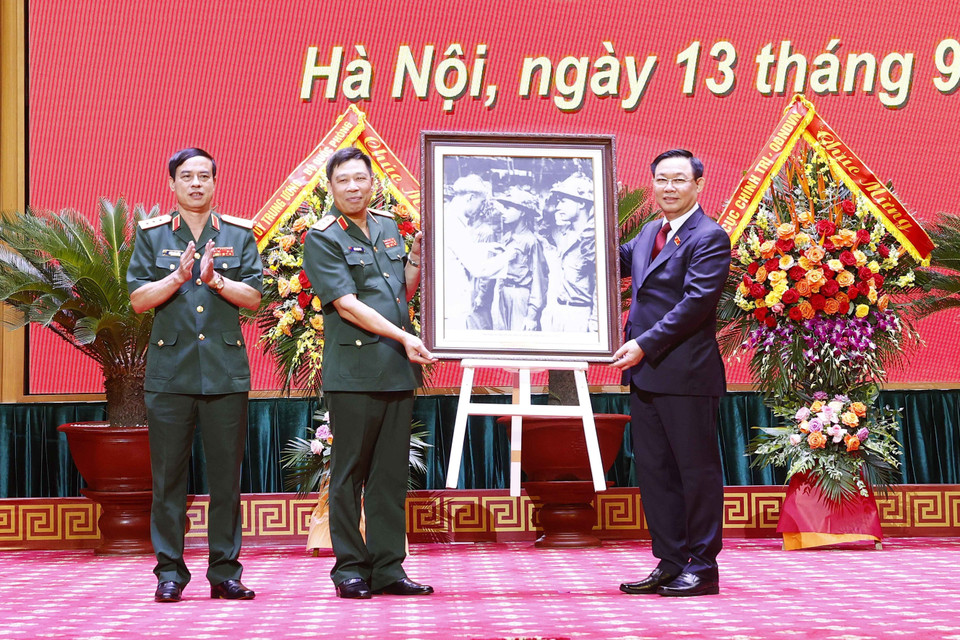 Chủ tịch Quốc hội Vương Đình Huệ tặng bức ảnh Bác Hồ với chiến sỹ cho Học viện Quốc phòng. (Ảnh: Doãn Tấn/TTXVN)