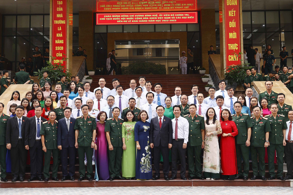 Chủ tịch Quốc hội Vương Đình Huệ với đại biểu và học viên của Học viện Quốc phòng. (Ảnh: Doãn Tấn/TTXVN)