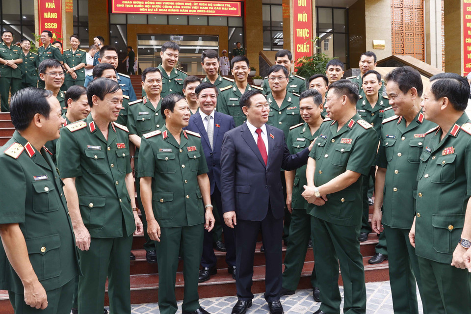 Chủ tịch Quốc hội Vương Đình Huệ với đại biểu và học viên của Học viện Quốc phòng. (Ảnh: Doãn Tấn/TTXVN)