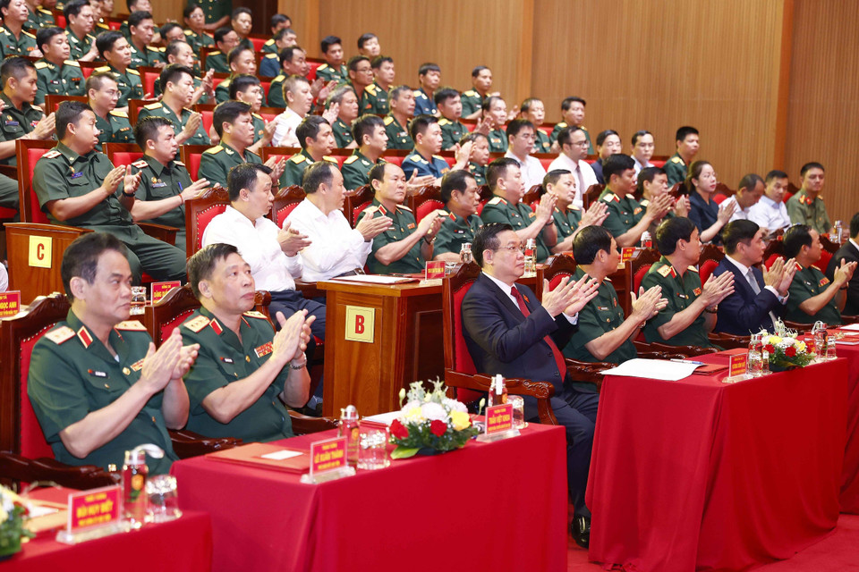 Chủ tịch Quốc hội Vương Đình Huệ và đại biểu dự Lễ khai giảng. (Ảnh: Doãn Tấn/TTXVN)