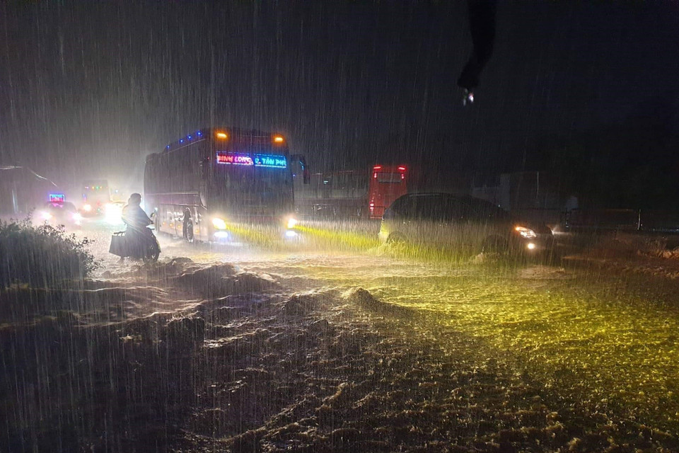 Do ảnh hưởng của bão Noru, từ chiều tối 24/9, trên địa bàn tỉnh Phú Yên xuất hiện mưa lớn tại một số khu vực gây ngập cục bộ một số nhà của người dân, ngập đường. (Ảnh: TTXVN phát)