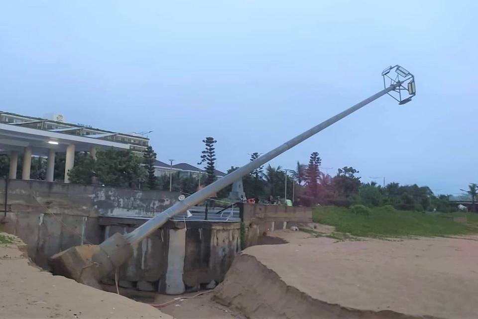 Để chủ động ứng phó với bão Noru, Ban Chỉ huy Phòng chống thiên tai và Tìm kiếm cứu nạn tỉnh Phú Yên có văn bản yêu cầu các địa phương, đơn vị khẩn trương triển khai thực hiện các biện pháp phòng chống bão, giảm thiểu thiệt hại do thiên tai gây ra. (Ảnh: TTXVN phát)