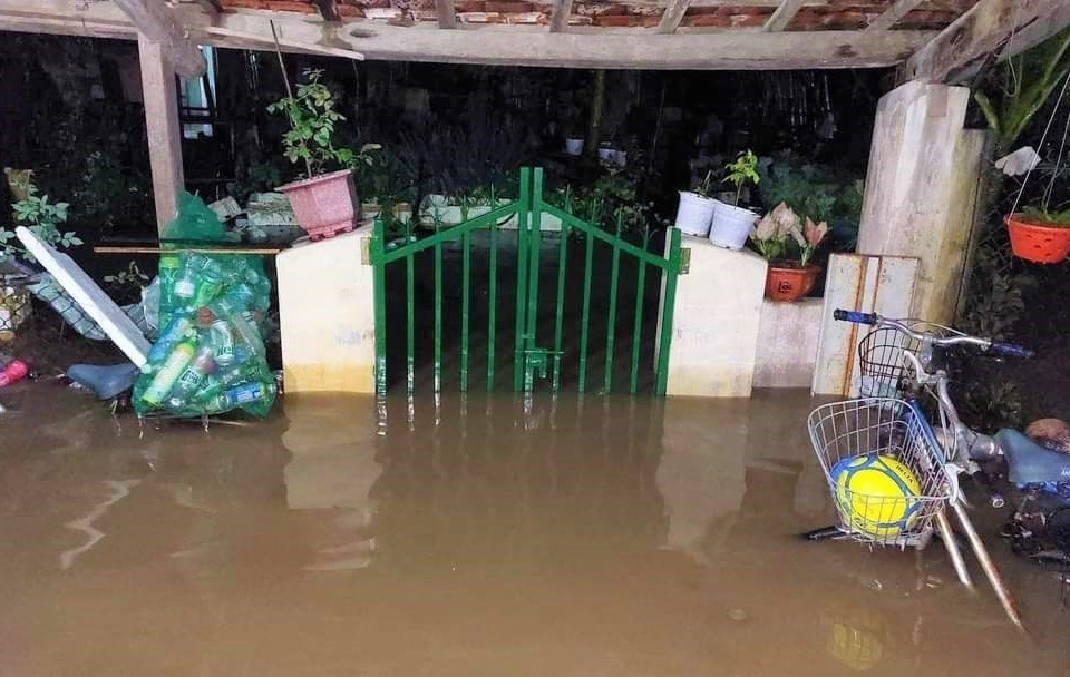 Mưa lớn gây ngập nhà người dân tại thị xã Sông Cầu vào tối 24/9. (Ảnh: TTXVN phát)