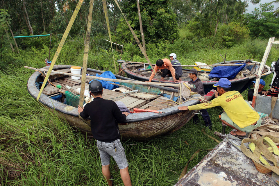 Tàu thuyền của ngư dân Đà Nẵng được vận chuyển vào sâu đất liền để tránh bão Noru. (Ảnh: Trần Lê Lâm/TTXVN)