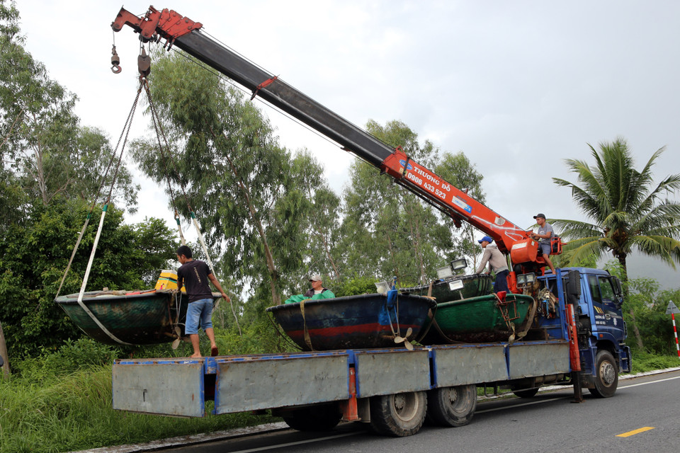  Tàu thuyền của ngư dân Đà Nẵng được vận chuyển vào sâu đất liền để tránh bão Noru. (Ảnh: Trần Lê Lâm/TTXVN)