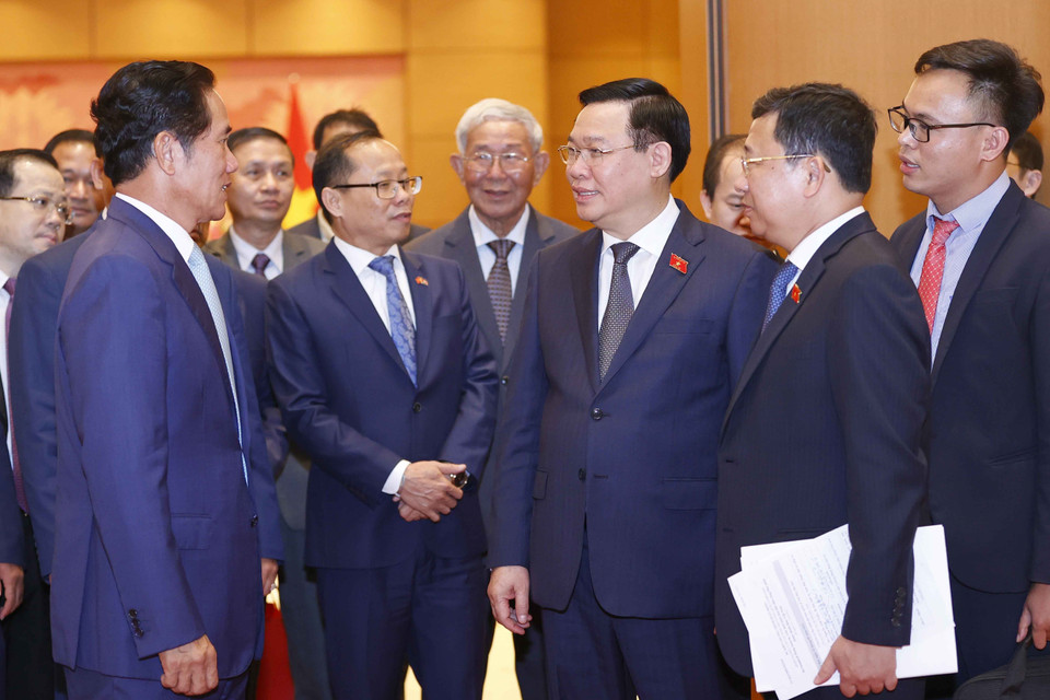 Chủ tịch Quốc hội Vương Đình Huệ trao đổi với các đại biểu.(Ảnh: Doãn Tấn/TTXVN)