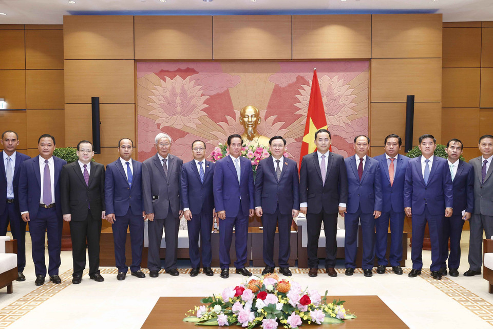 Chủ tịch Quốc hội Vương Đình Huệ chụp ảnh lưu niệm với các đại biểu. (Ảnh: Doãn Tấn/TTXVN)