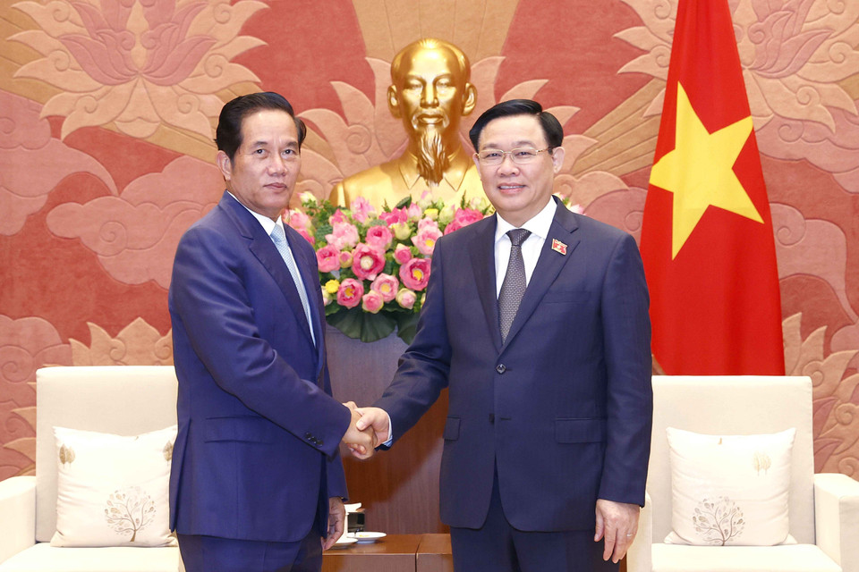 Chủ tịch Quốc hội nhiệt liệt chào mừng Ngài Khuong Sreng, Ủy viên Ban Chấp hành Trung ương Đảng Nhân dân Campuchia (CPP), Đô trưởng Thủ đô Phnom Penh. (Ảnh: Doãn Tấn/TTXVN)