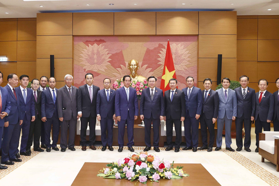 Chủ tịch Quốc hội Vương Đình Huệ chụp ảnh lưu niệm với các đại biểu. (Ảnh: Doãn Tấn/TTXVN)