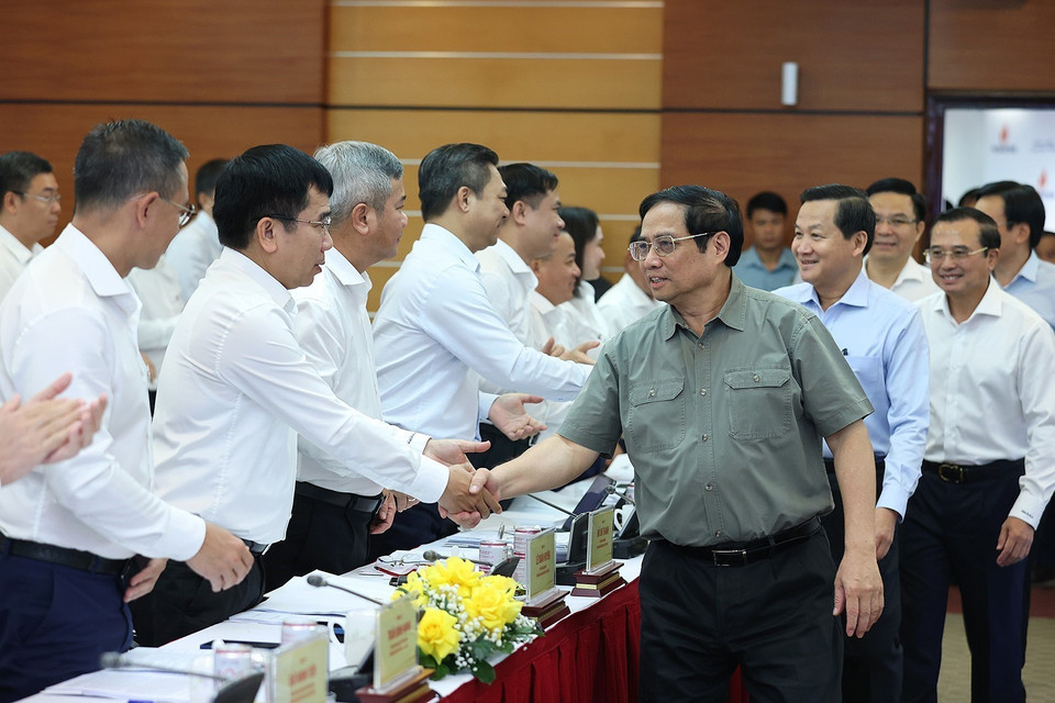 Thủ tướng Phạm Minh Chính với lãnh đạo Tập đoàn Dầu khí Quốc gia Việt Nam. (Ảnh: Dương Giang/TTXVN)