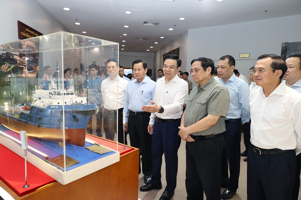 Thủ tướng Phạm Minh Chính tham quan mô hình khai thác dầu khí. (Ảnh: Dương Giang/TTXVN)