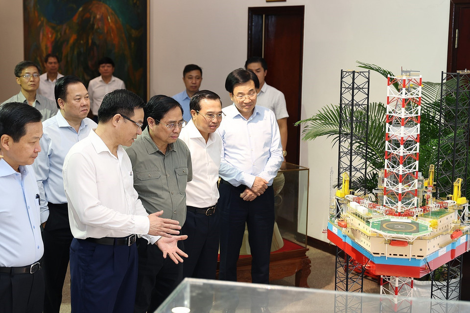 Thủ tướng Phạm Minh Chính tham quan mô hình khai thác dầu khí.(Ảnh: Dương Giang/TTXVN)