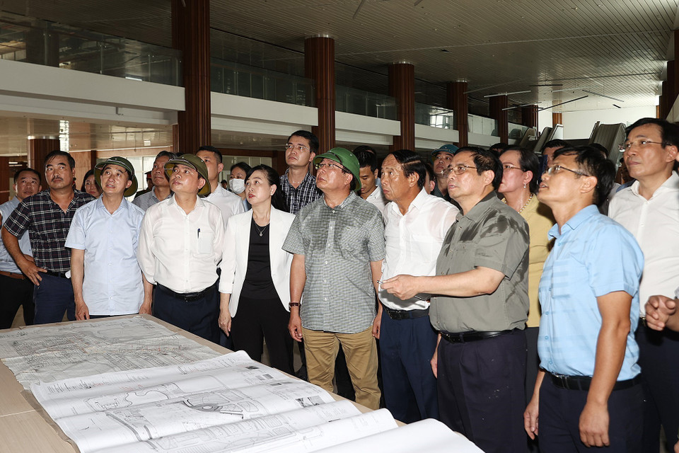 Thủ tướng Phạm Minh Chính kiểm tra thực trạng Bệnh viện Bạch Mai cơ sở 2 tại thành phố Phủ Lý, Hà Nam. (Ảnh: Dương Giang/TTXVN)