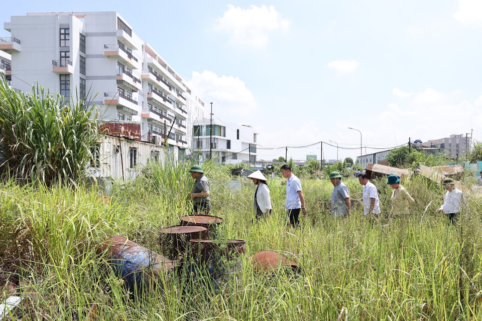 Thủ tướng Phạm Minh Chính kiểm tra thực trạng Bệnh viện Hữu nghị Việt Đức cơ sở 2 tại thành phố Phủ Lý, Hà Nam.(Ảnh: Dương Giang/TTXVN)