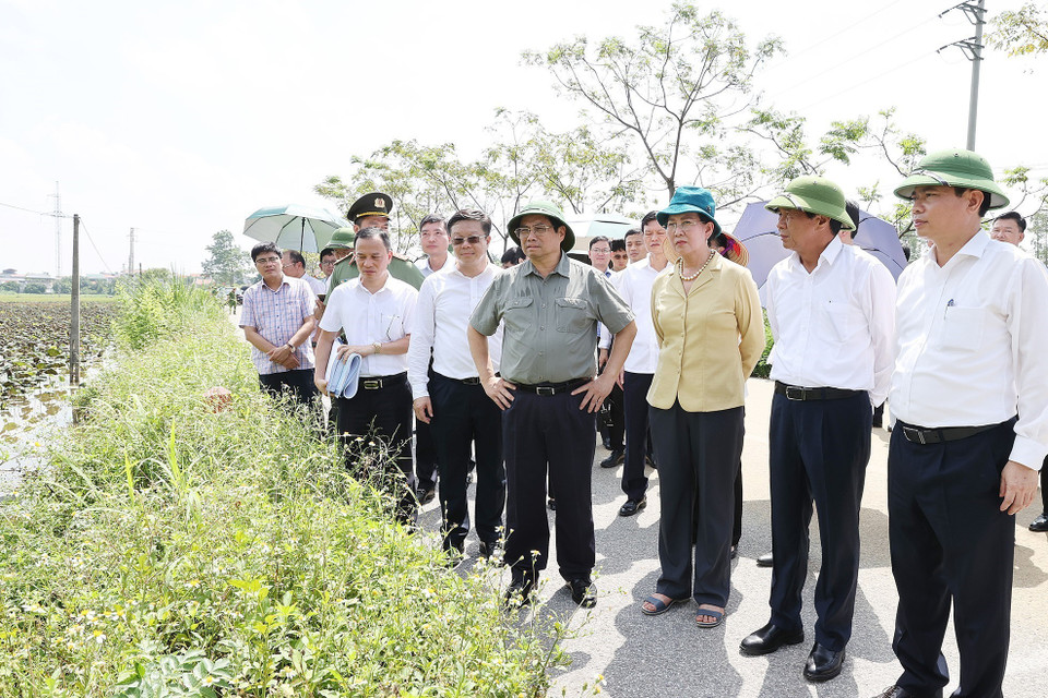 Thủ tướng Phạm Minh Chính kiểm tra thực địa khu vực dự án Bệnh viện Lão khoa cơ sở 2 tại xã Khả Phong, huyện Kim Bảng, Hà Nam. (Ảnh: Dương Giang/TTXVN)