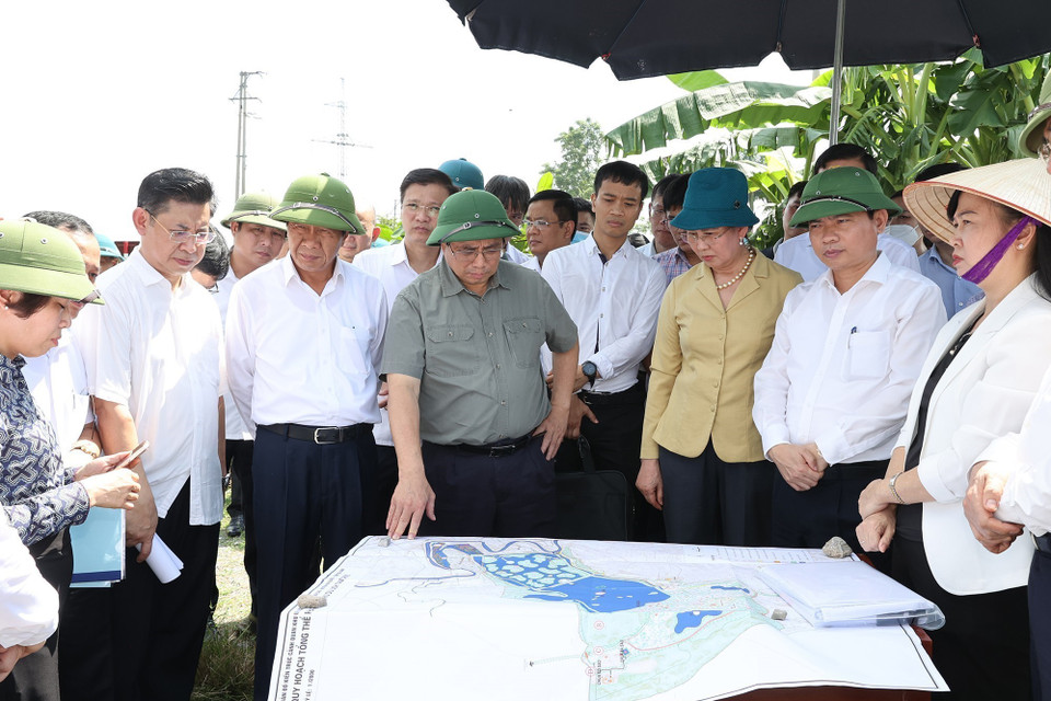 Thủ tướng Phạm Minh Chính đến kiểm tra thực địa khu vực dự án Bệnh viện Lão khoa cơ sở 2 tại xã Khả Phong, huyện Kim Bàng, Hà Nam. (Ảnh: Dương Giang/TTXVN)