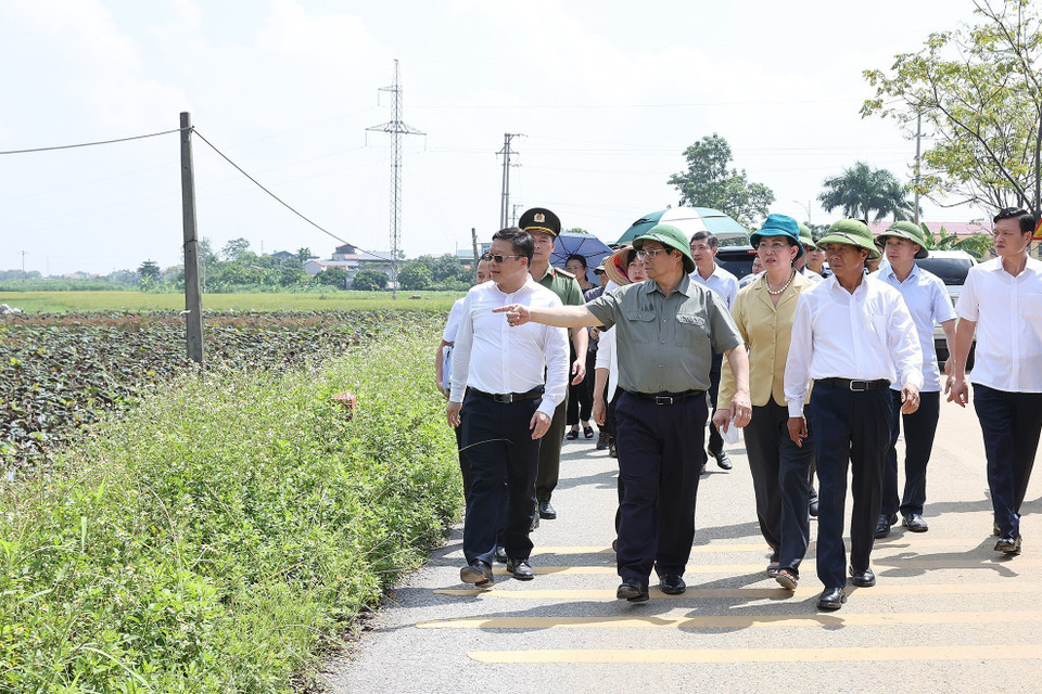 Thủ tướng Phạm Minh Chính kiểm tra thực địa khu vực dự án Bệnh viện Lão khoa cơ sở 2 tại xã Khả Phong, huyện Kim Bảng, Hà Nam. (Ảnh: Dương Giang/TTXVN)