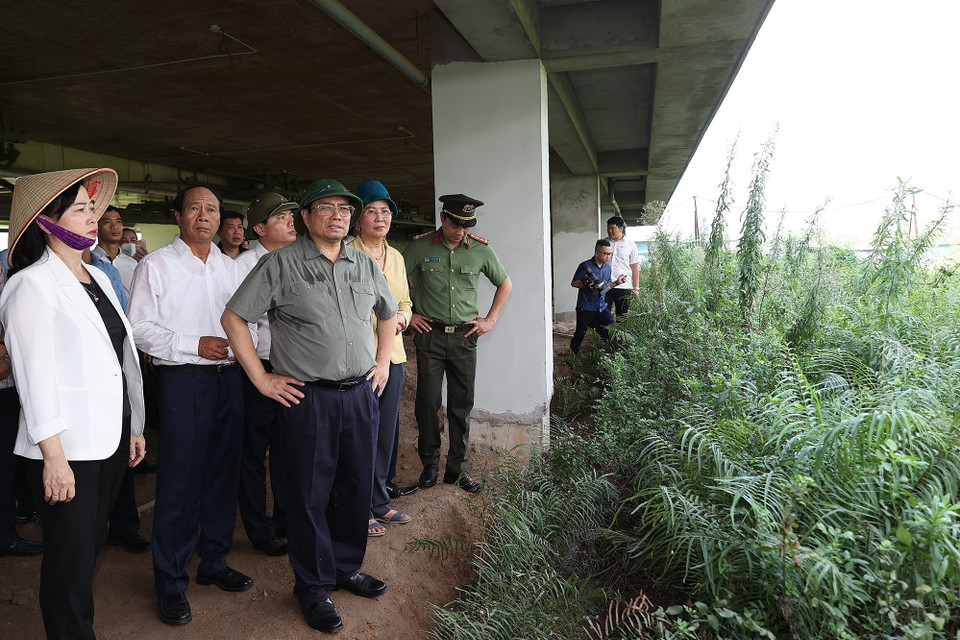 Thủ tướng Phạm Minh Chính kiểm tra thực trạng Bệnh viện Hữu nghị Việt Đức cơ sở 2 tại thành phố Phủ Lý, Hà Nam.(Ảnh: Dương Giang/TTXVN)