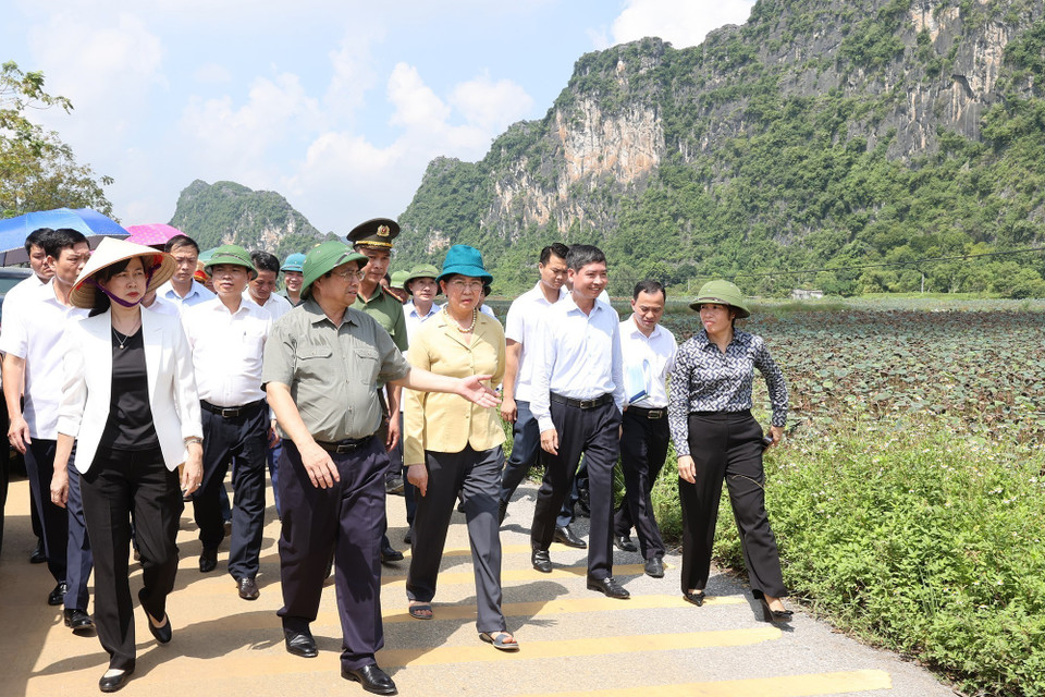 Thủ tướng Phạm Minh Chính kiểm tra thực địa khu vực dự án Bệnh viện Lão khoa cơ sở 2 tại xã Khả Phong, huyện Kim Bảng, Hà Nam. (Ảnh: Dương Giang/TTXVN)