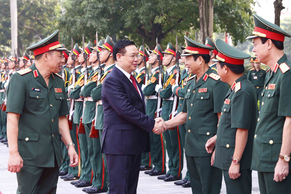 Chủ tịch Quốc hội Vương Đình Huệ với lãnh đạo Bộ Quốc phòng và cán bộ Học viện Quốc phòng. (Ảnh: Doãn Tấn/TTXVN)