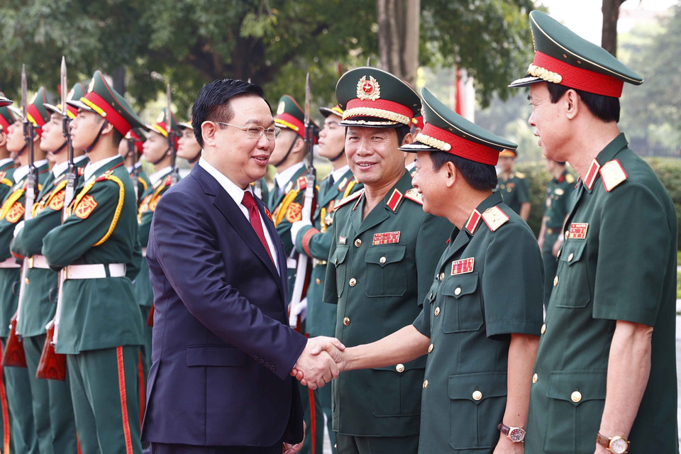 Chủ tịch Quốc hội Vương Đình Huệ với lãnh đạo Bộ Quốc phòng và cán bộ Học viện Quốc phòng. (Ảnh: Doãn Tấn/TTXVN)
