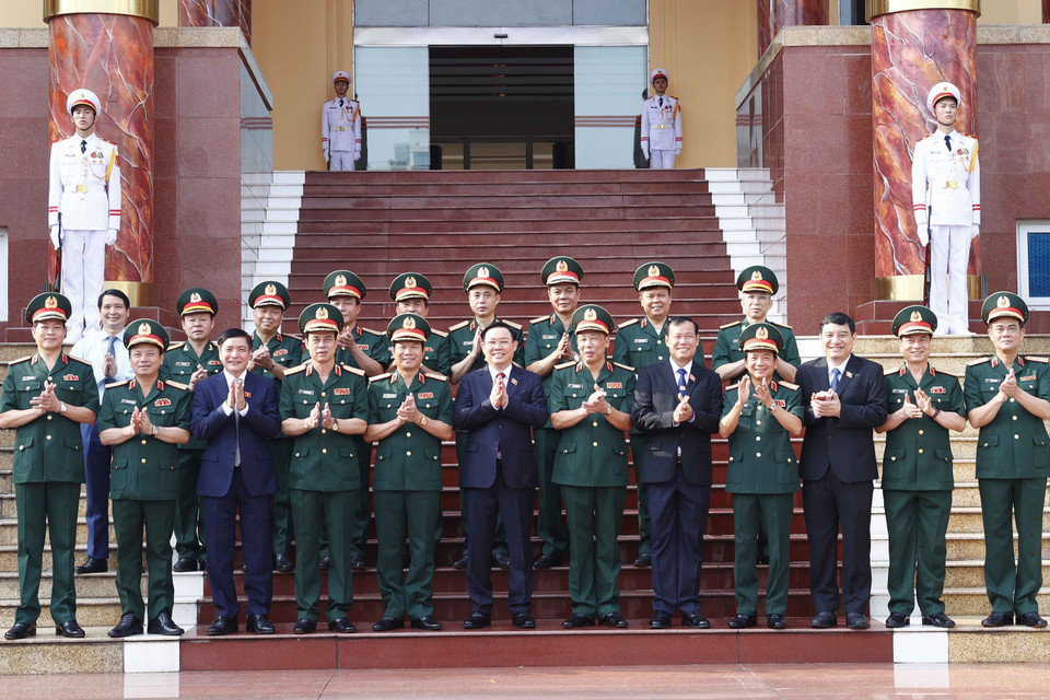 Chủ tịch Quốc hội Vương Đình Huệ với đại biểu. (Ảnh: Doãn Tấn/TTXVN)