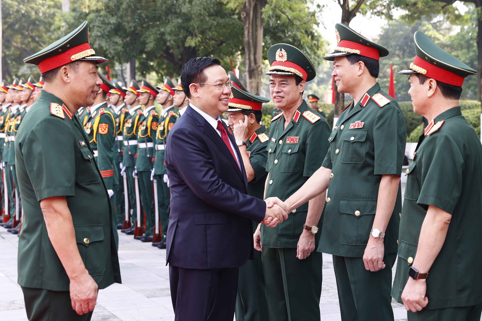 Chủ tịch Quốc hội Vương Đình Huệ với lãnh đạo Bộ Quốc phòng và cán bộ Học viện Quốc phòng. (Ảnh: Doãn Tấn/TTXVN)