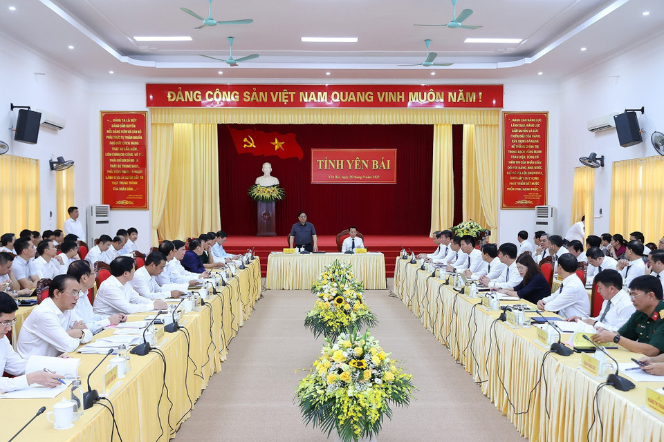 Thủ tướng Phạm Minh Chính làm việc với lãnh đạo chủ chốt tỉnh Yên Bái. (Ảnh: Dương Giang/TTXVN)