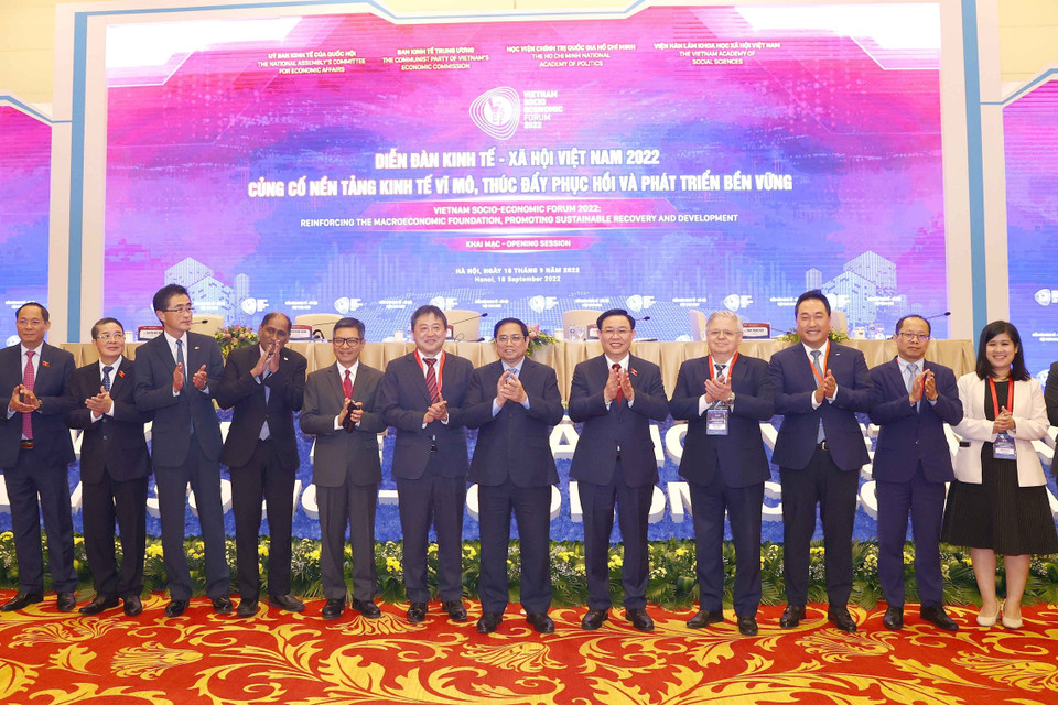 Thủ tướng Phạm Minh Chính, Chủ tịch Quốc hội Vương Đình Huệ với đại biểu dự diễn đàn. (Ảnh: Doãn Tấn/TTXVN)