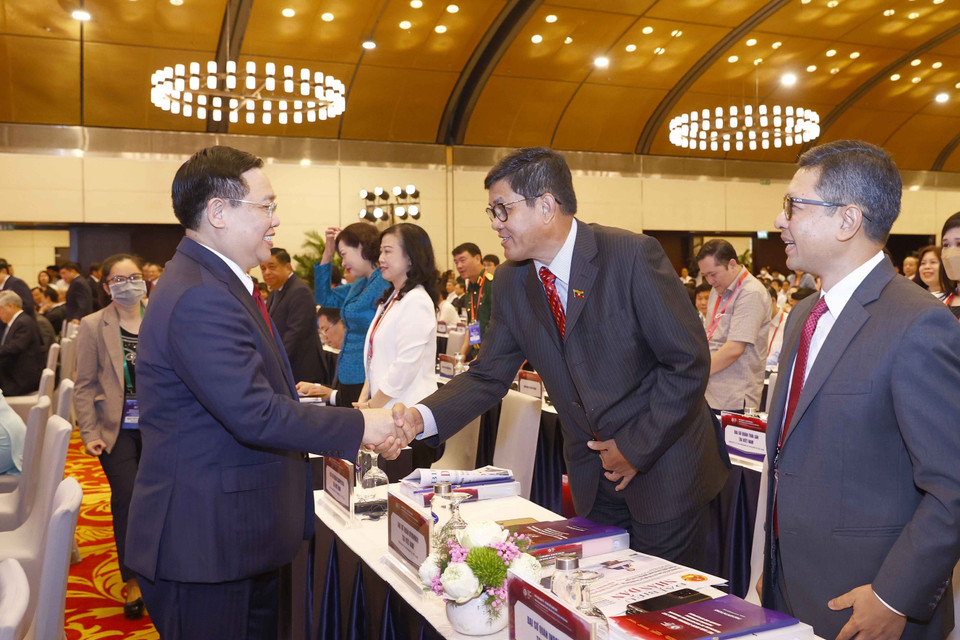 Chủ tịch Quốc hội Vương Đình Huệ với đại biểu dự diễn đàn.(Ảnh: Doãn Tấn/TTXVN)