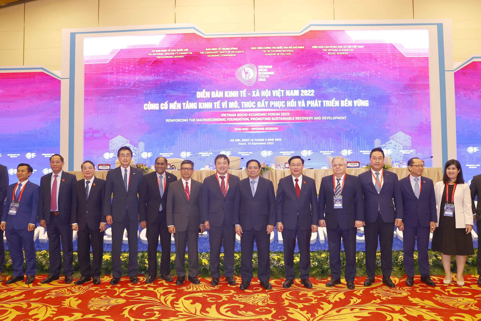 Thủ tướng Phạm Minh Chính, Chủ tịch Quốc hội Vương Đình Huệ với đại biểu dự diễn đàn. (Ảnh: Doãn Tấn/TTXVN)