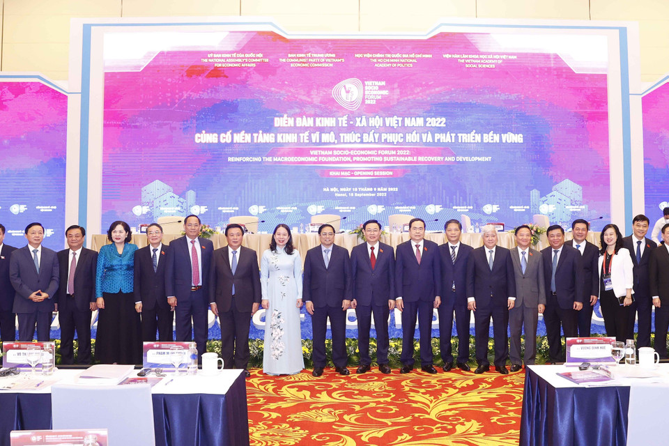 Thủ tướng Phạm Minh Chính, Chủ tịch Quốc hội Vương Đình Huệ với đại biểu dự diễn đàn. (Ảnh: Doãn Tấn/TTXVN)