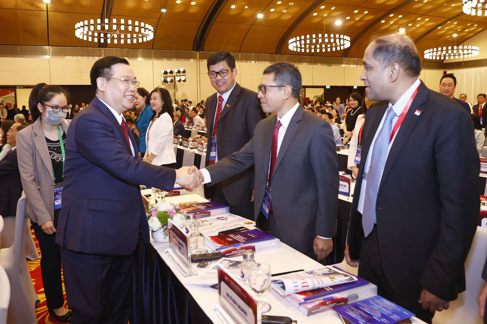 Chủ tịch Quốc hội Vương Đình Huệ với đại biểu dự diễn đàn.(Ảnh: Doãn Tấn/TTXVN)