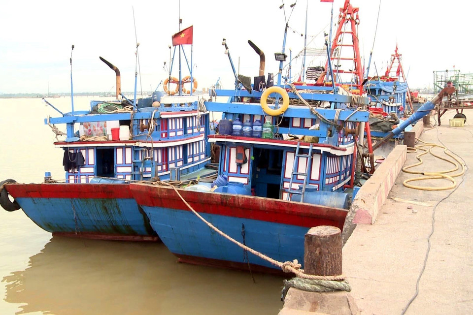  Các phương tiện đang hoạt động trên biển của Nghệ An đã được cơ quan thông tin duyên hải thông báo về vị trí, hướng đi của bão Noru và giữ thông tin liên lạc thường xuyên để xử lý kịp thời các tình huống xấu có thể xảy ra. (Ảnh: Tá Chuyên/TTXVN)