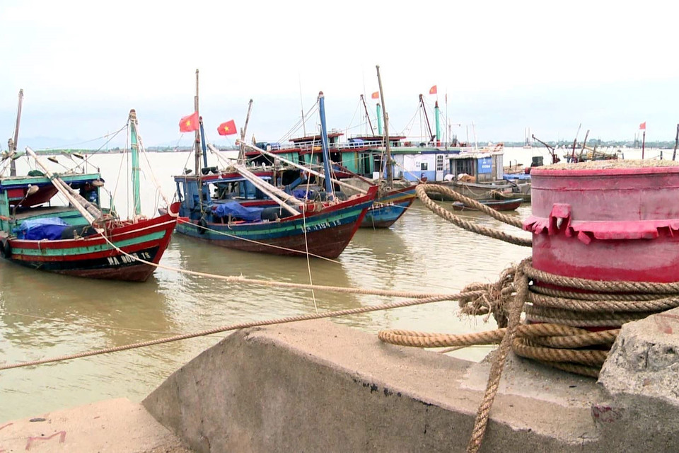 Tàu thuyền vào neo đậu, tránh trú bão tại khu vực Cửa Hội, thị xã Cửa Lò (Nghệ An). (Ảnh: Tá Chuyên/TTXVN)