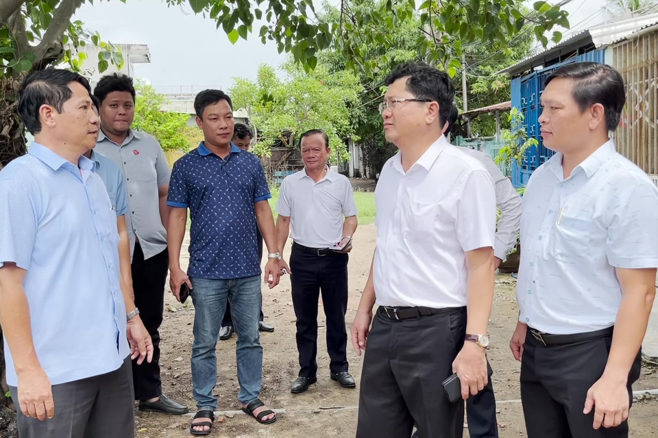 Lãnh đạo thành phố Đà Nẵng kiểm tra công tác phòng chống bão Noru tại địa phương. (Ảnh: Văn Dũng/TTXVN)