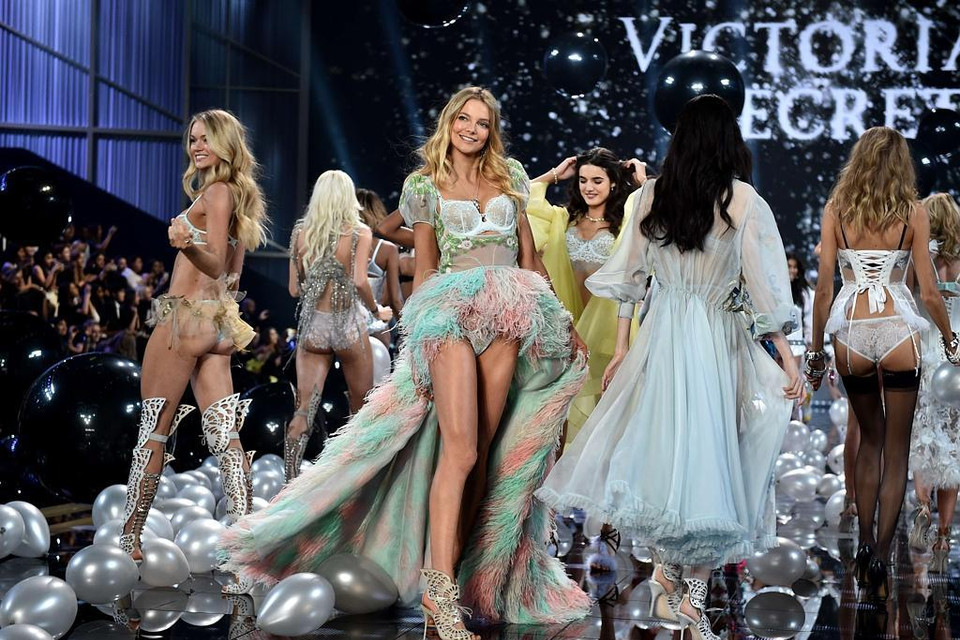Các "thiên thần" đua nhau khoe sắc tại Victoria’s Secret Show tổ chức tại London