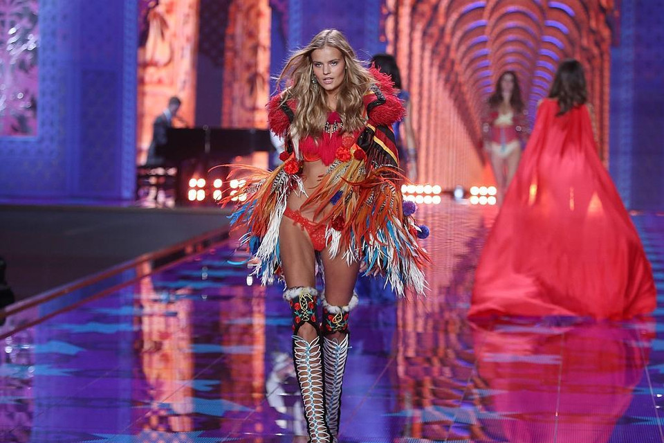 Kate Grigorieva như bước ra từ trong truyện cổ tích với bộ đồ nội y đỏ và những chiếc lông được trang trí sang trọng.