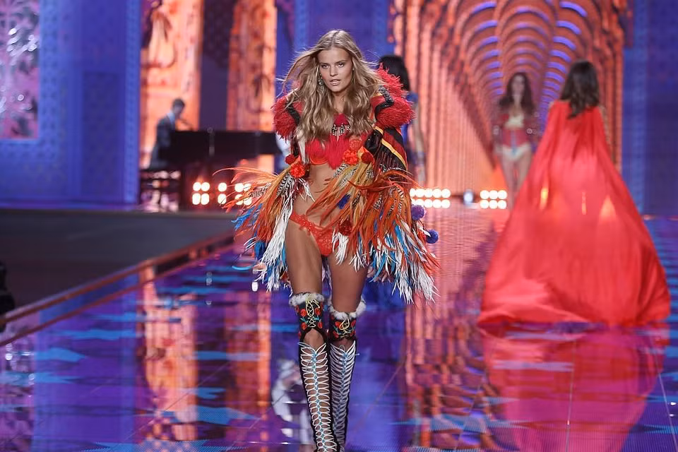 Kate Grigorieva như bước ra từ trong truyện cổ tích với bộ đồ nội y đỏ và những chiếc lông được trang trí sang trọng.