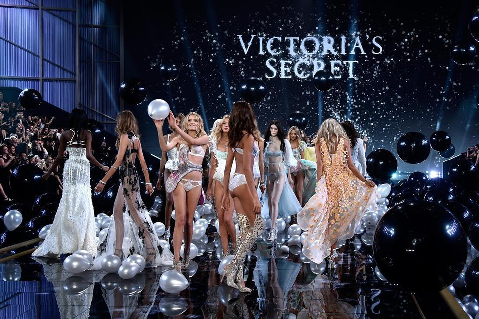 Những bước thoải mái, tự tin và cũng rất chuyên nghiệp tới từ các thiên thần của Victoria's Secret.