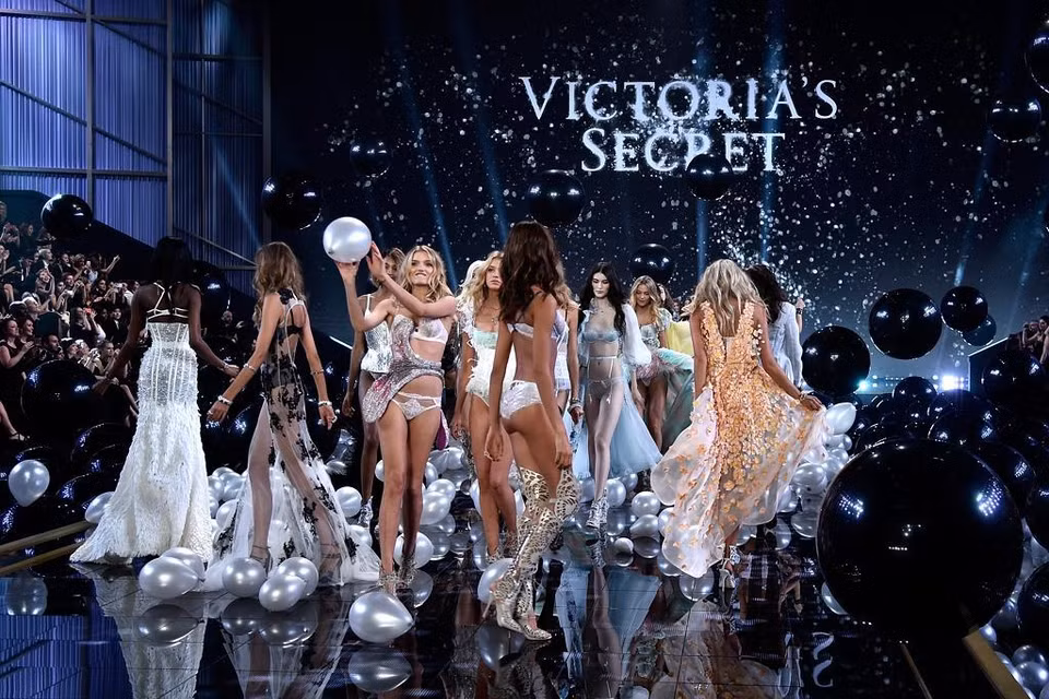 Những bước thoải mái, tự tin và cũng rất chuyên nghiệp tới từ các thiên thần của Victoria's Secret.