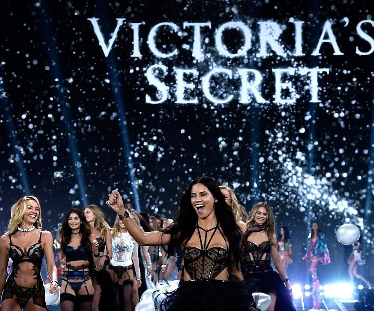 Các "thiên thần" rạng rỡ bước đi trong trang phục nội y đen huyền bí.