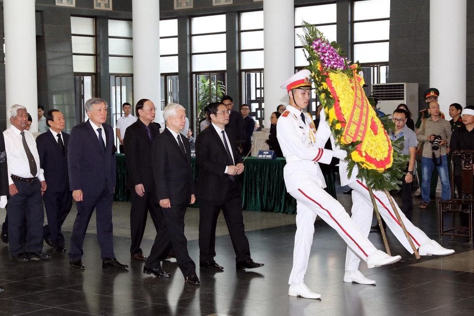 Đoàn Ban Bí thư Trung ương Đảng do ông Phạm Minh Chính, Ủy viên Bộ Chính trị, Bí thư Trung ương Đảng, Trưởng Ban Tổ chức Trung ương làm trưởng đoàn viếng đồng chí Vũ Mão. (Ảnh: Trọng Đức/TTXVN)