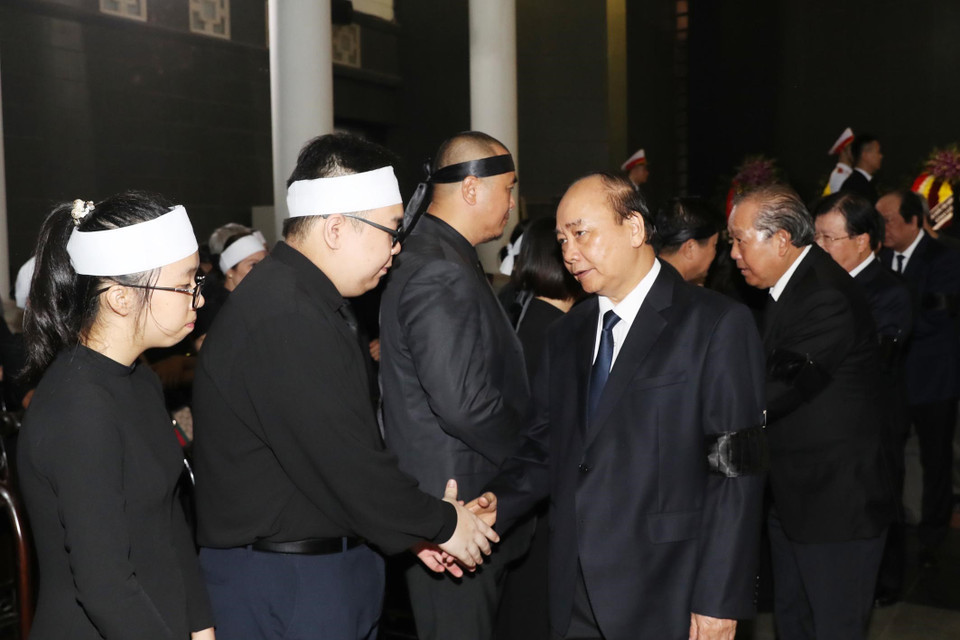 Thủ tướng Nguyễn Xuân Phúc chia buồn cùng gia quyến đồng chí Vũ Mão. (Ảnh: Trọng Đức/TTXVN)