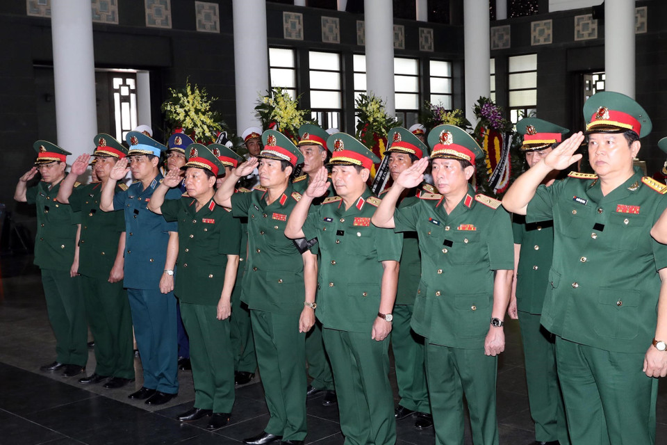 Đoàn Quân ủy Trung ương, Bộ Quốc phòng do Trung tướng Nguyễn Tân Cương, Ủy viên Trung ương Đảng, Thứ trưởng Bộ Quốc phòng làm Trưởng đoàn viếng đồng chí Vũ Mão. (Ảnh: Trọng Đức/TTXVN)